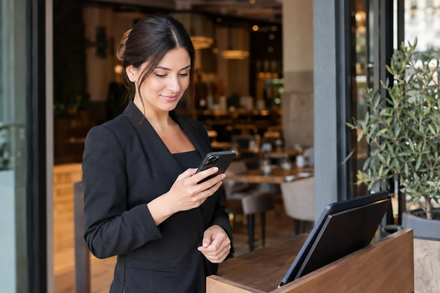 Prenotazioni WhatsApp ristorante automatiche: come riempire la sala anche a telefono occupato