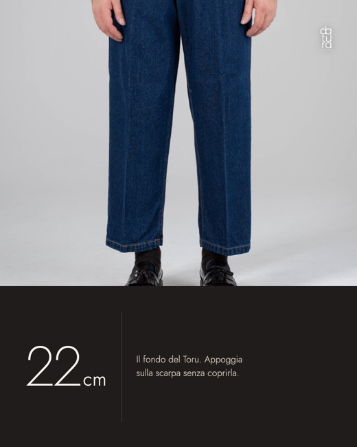 Concept: la misura del fondo dei jeans, 22 centimetri